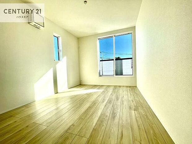 明るい室内は、風通しも良く、明るく大変居心地の良い空間となっております。リラックスして過ごせる心地の良いお部屋です！