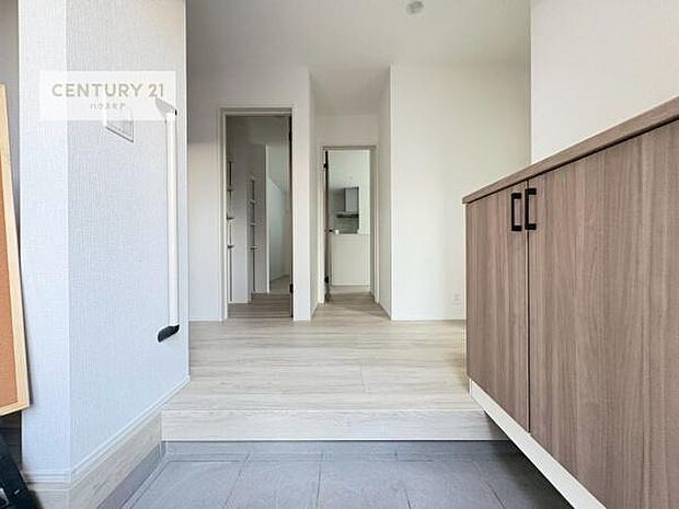 疲れて帰ってきても、ただいま!を言いたくなる、優しく迎え入れてくれる空間になっています。明るく温もり溢れる玄関です!