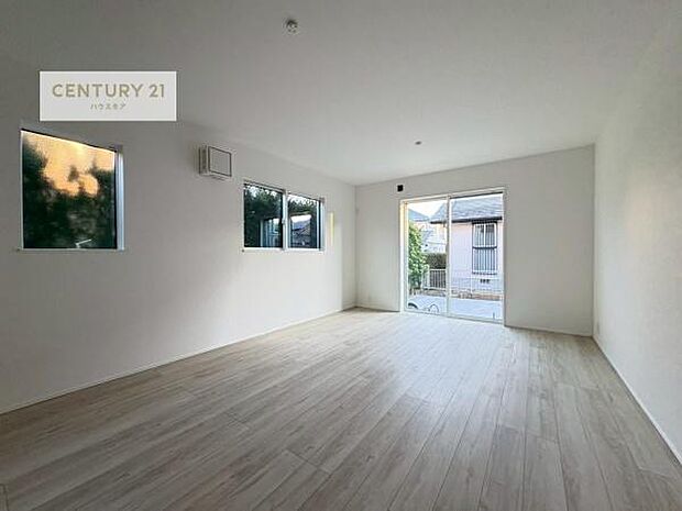 大きな窓からたっぷりの陽ざしが入る明るいリビング。開放感のあるリビングで家族団らんのくつろぎの時間を過ごせます。