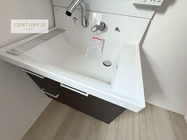 深い洗面台ボウルは、水が跳ねにくいのでお手入れが楽々!清潔感が保てます!キレイな洗面所で自分磨きのモチベーションが上がりますね!