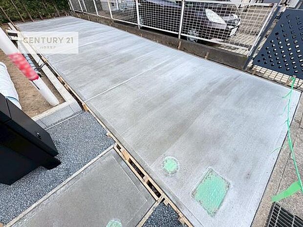 駐車スペースは2台分あります!セカンドカーはもちろん、バイクや自転車なども置き場所に困りません。