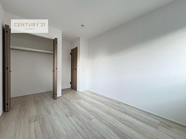 洋室は子供部屋や寝室、色々と用途多彩に利用できますね。収納力もたっぷりなので、広々気持ちよく過ごすことができます。