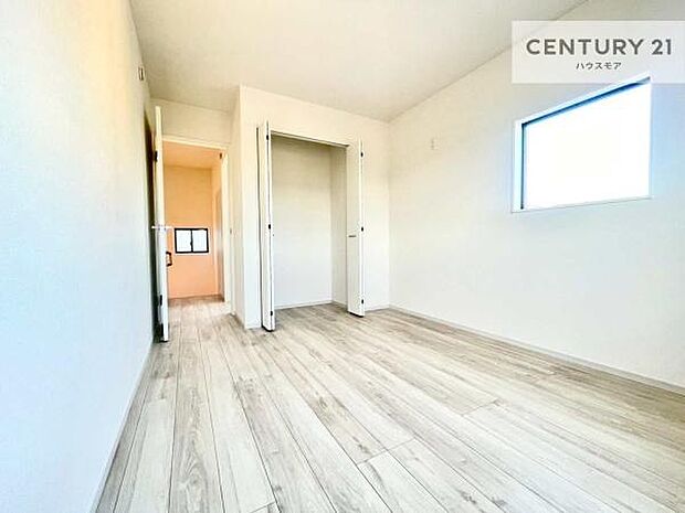 掃き出し窓がないお部屋は、お子様のお部屋としても安心です！収納スペースも充実しているので散らかったお部屋をサッと片付けられます！