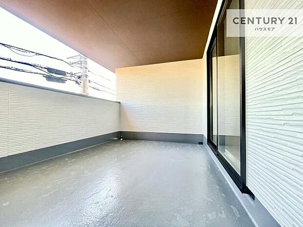 広々としているバルコニーです！お洗濯物を干すのはもちろん風に当たりながらくつろぎタイムが送れます！