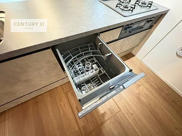 食洗機付き!忙しい時や冬場は手荒れ防止として大活躍します!ビルトイン仕様なので、場所も取らず調理スペースも広く使えて手際よく作業が出来ます!