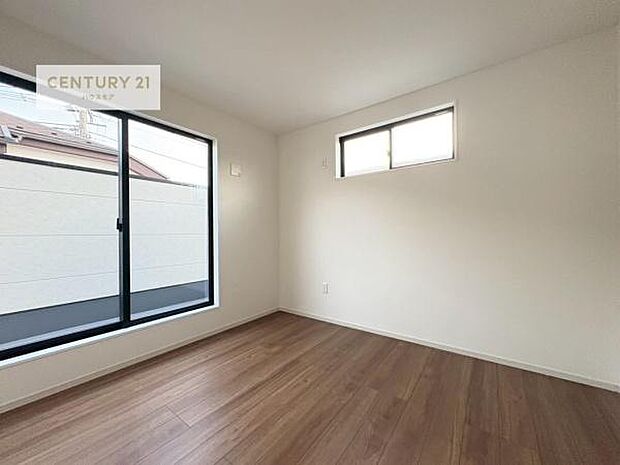 バルコニーに面している洋室です。明るく温もりがあり、換気もしっかりできます!朝起きて、外に出て背伸びをしつつ深呼吸をし良い朝を迎え入れることができます。