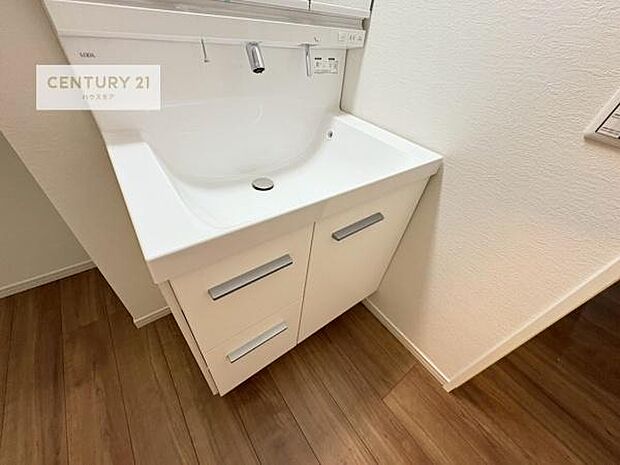 深い洗面台ボウルは、水が跳ねにくいのでお手入れが楽々!清潔感が保てます!キレイな洗面所で自分磨きのモチベーションが上がりますね!