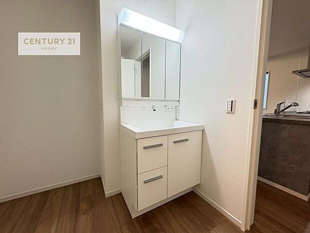 三面鏡仕様の洗面所は、身だしなみがしやすい造り!裏は収納になっています。ドライヤーやお化粧道具を片付けられるので洗面台周りをスッキリと見せることが出来ます!