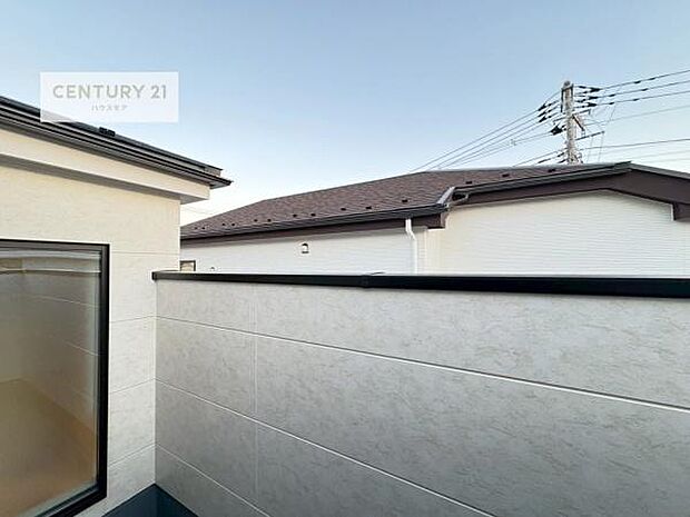 広々としたバルコニーで一日の始まりをスタート!お洗濯ものをたっぷり気持ちよく干せます!