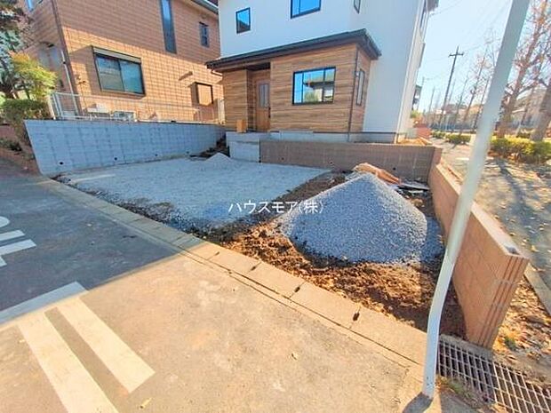 駐車スペースは2台分あります!セカンドカーはもちろん、バイクや自転車なども置き場所に困りません。