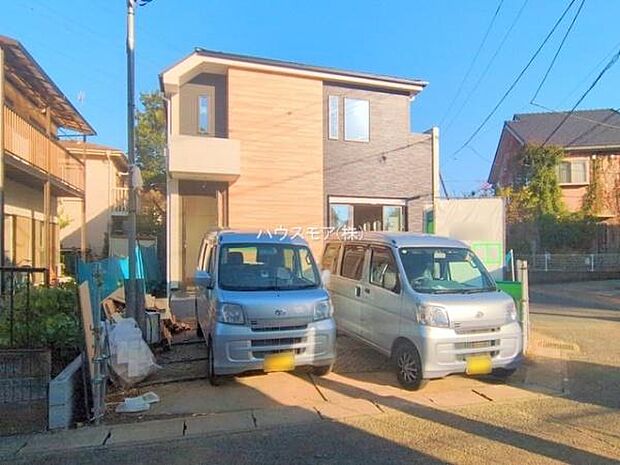 駐車スペースは2台分あります！セカンドカーはもちろん、バイクや自転車なども置き場所に困りません。