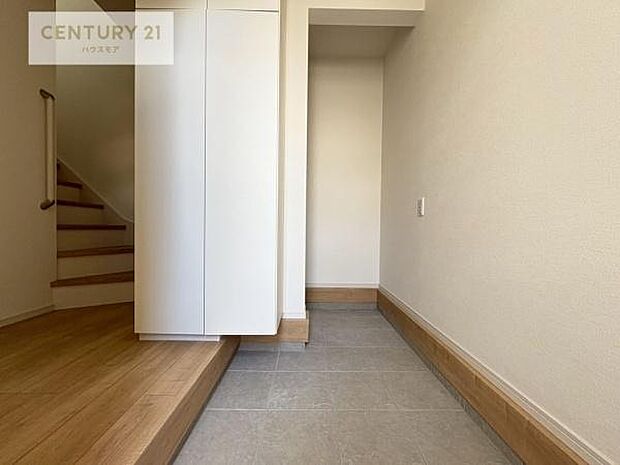 玄関土間収納付き!収納スペースなのでベビーカーやアウトドアの道具がスッキリしまえます!取り出しもラクラク!整理整頓がしやすい!