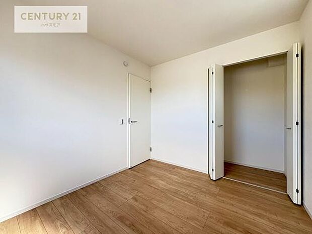 掃き出し窓がないお部屋は、お子様のお部屋としても安心です!収納スペースも充実しているので散らかったお部屋をサッと片付けられます!