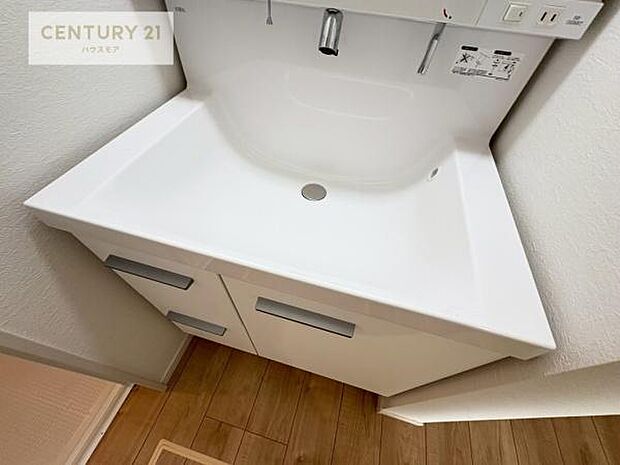 深い洗面台ボウルは、水が跳ねにくいのでお手入れが楽々!清潔感が保てます!キレイな洗面所で自分磨きのモチベーションが上がりますね!