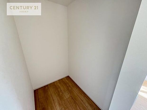 ウォークインクローゼット付きです。たくさんのお洋服などを収納しておけそうですね!他にも扇風機や加湿器など季節物の大きな家電も収納できます。