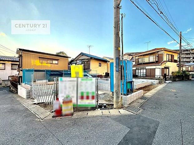 前面道路は5ｍ×4.9ｍ！陽当り良好な立地です。車庫入れが苦手な方も安心ですね。