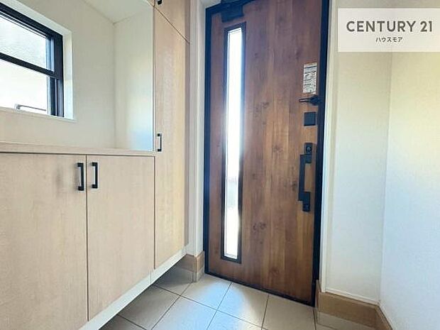 シューズボックス付きなので、玄関が片付きお掃除がしやすいです!スッキリした玄関で戸を開けた瞬間、清潔感のある心地いい空間が出迎えてくれます。