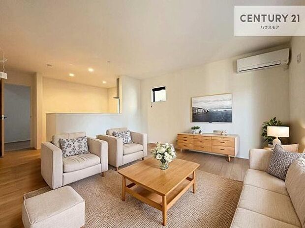 家具はCGパースです。大切な家族が集まるからこそLDKにはこだわりたい。子供たちが元気に笑いながら走り回っている姿を見た時が「広い家にして良かった」と思う瞬間です。