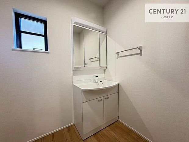 小窓付きの明るい洗面室です!湿気もすぐに入れ替えができて清潔に保つことができます!自然光が差し込むのでお化粧の仕上がりも良くなりますね!