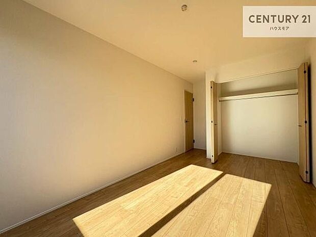 たっぷりの収納スペースで、暮らしがすっきり整う住まい。家族の荷物もきれいに片付き、毎日を快適に過ごせます。