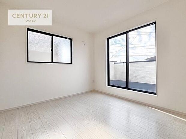 バルコニーに面している洋室です。明るく温もりがあり、換気もしっかりできます!朝起きて、外に出て背伸びをしつつ深呼吸をし良い朝を迎え入れることが出来そうですね!(同仕様)