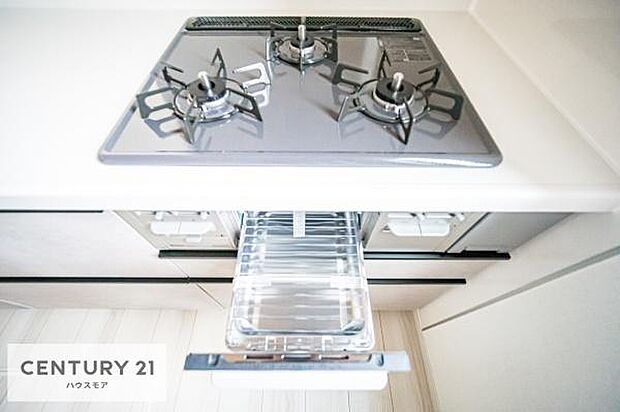 コンロは三口あるのでお料理の同時進行ができます。もちろんグリル付きです。調理スペースも広々している為作業がしやすい!使い勝手が良いシステムキッチンです!(同仕様)