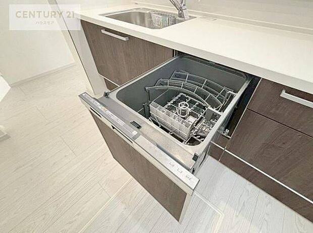 食洗機付きのキッチンです!忙しい時や手荒れ防止として大変活躍する便利な仕様です!ビルトインなのでキッチンの場所を取らず調理スペースを広く使うことが出来ます!(同仕様)