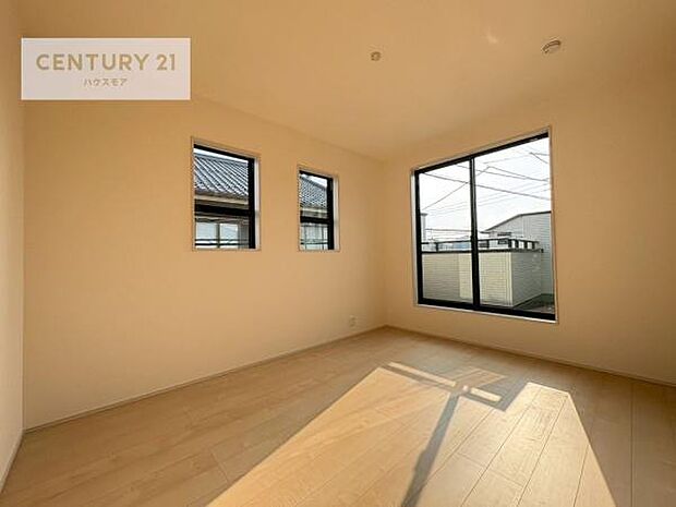 バルコニーに面した洋室。優しい光が差し込む洋室は、朝の目覚めも気持ちが良さそうですね。おうち時間もゆったりと過ごすことができます。