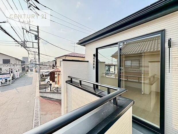 晴れた日には青い空を見渡せる開放的な時間を楽しめます。気持ちの良い風が通り抜ける街並みです！