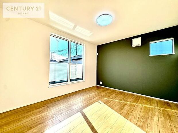 【現地販売会開催中】バルコニーに面している洋室です。明るく温もりがあり、換気もしっかりできます!朝起きて、外に出て背伸びをしつつ深呼吸をし良い朝を迎え入れることができます。