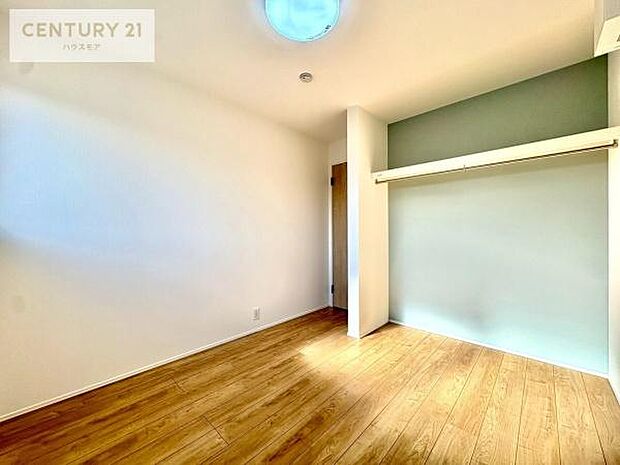 【現地販売会開催中】ウォークインクローゼット付きです。たくさんのお洋服などを収納しておけそうですね!他にも扇風機や加湿器など季節物の大きな家電も収納できます。