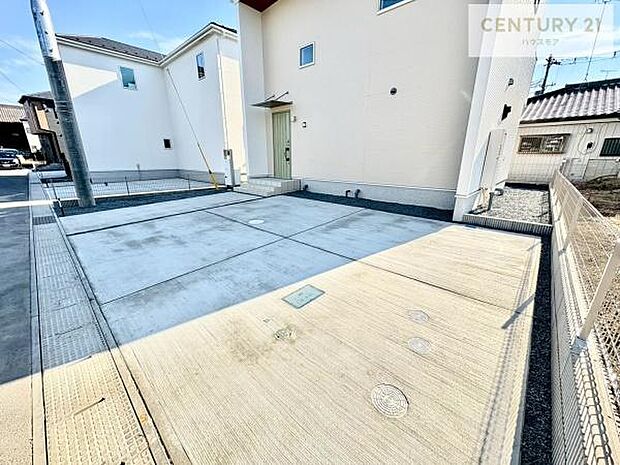 【現地販売会開催中】駐車スペースは2台分あります!セカンドカーはもちろん、バイクや自転車なども置き場所に困りません。