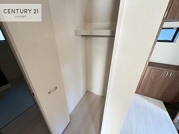 たっぷりの収納スペースで、暮らしがすっきり整う住まい。家族の荷物もきれいに片付き、毎日を快適に過ごせます。