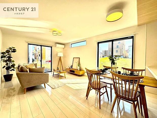 大きな窓からたっぷりの陽ざしが入る明るいリビング。開放感のあるリビングで家族団らんのくつろぎの時間を過ごせます。