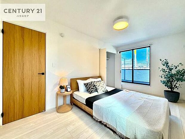 バルコニーに面した洋室。優しい光が差し込む洋室は、朝の目覚めも気持ちが良さそうですね。おうち時間もゆったりと過ごすことができます。