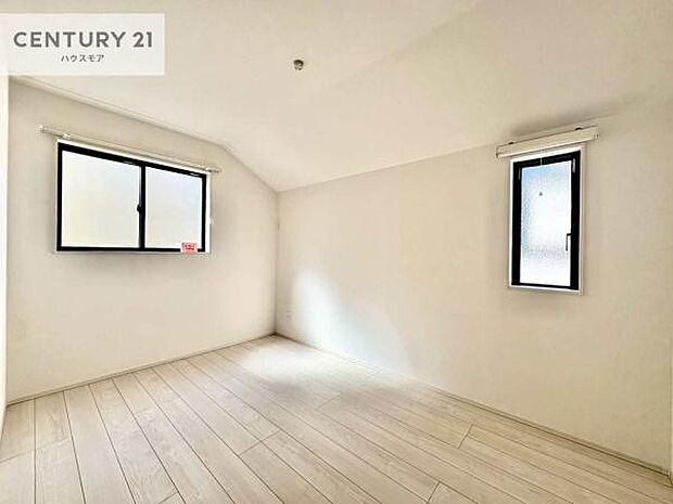 2面採光を確保した明るい室内は、風通しも良く、明るく大変居心地の良い空間となっております。リラックスして過ごせる心地の良いお部屋です!朝の目覚めがスッキリしますね!