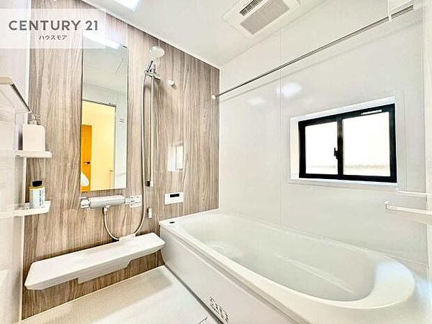 落ち着きある大人の雰囲気のバスルームは、シックなデザインでバスタイムが充実!お仕事頑張っているご褒美にお好みの匂いの入浴剤を入れて、楽しんでみてはいかがでしょうか?