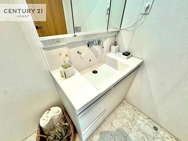 深い洗面台ボウルは、水が跳ねにくいのでお手入れが楽々!清潔感が保てます!キレイな洗面所で自分磨きのモチベーションが上がりますね!