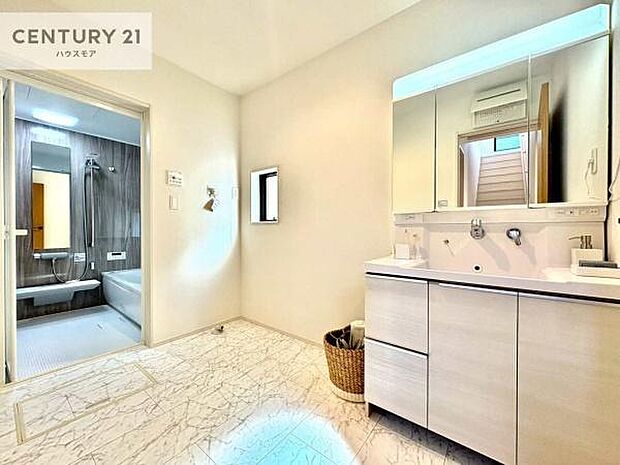 小窓付きの明るい洗面室です!湿気もすぐに入れ替えができて清潔に保つことができます!自然光が差し込むのでお化粧の仕上がりも良くなりますね!