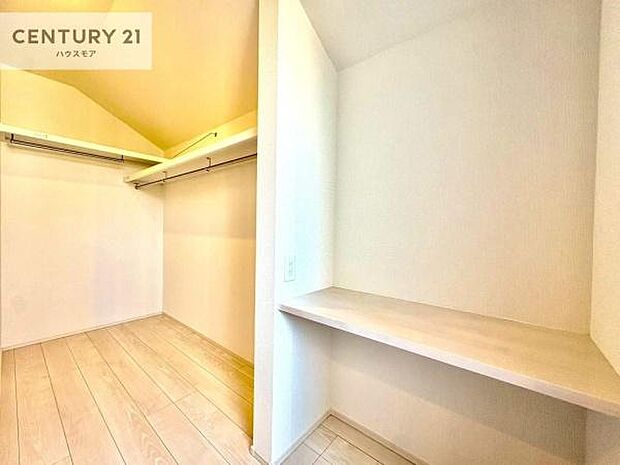 ウォークインクローゼット付きです。たくさんのお洋服などを収納しておけそうですね!他にも扇風機や加湿器など季節物の大きな家電も収納できます。