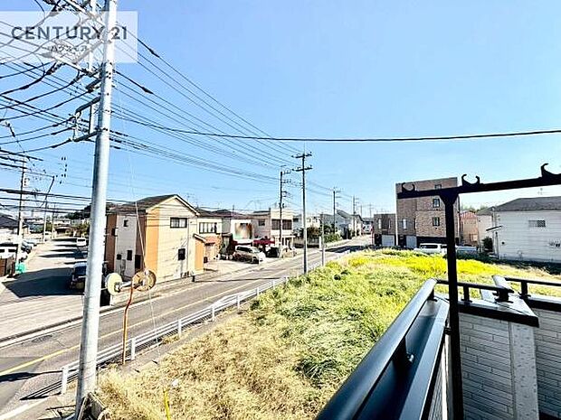 落ち着きある住宅街です!周囲には高い建物がなく、空が広く開放感があり、陽当たりを大きく遮られることもありません!気持ちの良い風が通り抜ける街並みです!