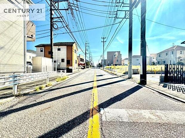 前面道路9.24m!陽当り良好な立地です。車庫入れが苦手な方も安心ですね。