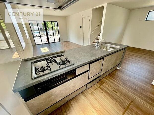 大人気の対面式システムキッチンを採用しています！ご家族のコミュニケーションが自然と増える設計です。お子様にも目が届くので嬉しいですね。収納力もあります！