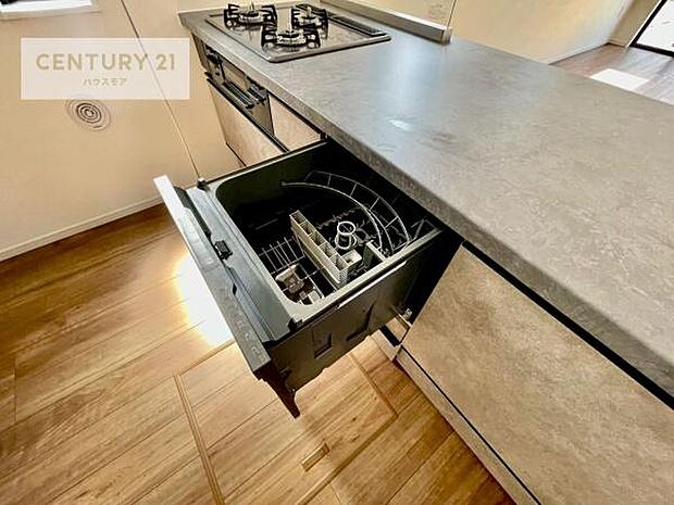 食洗機付き！忙しい時や冬場は手荒れ防止として大活躍します！ビルトイン仕様なので、場所も取らず調理スペースも広く使えて手際よく作業が出来ます！