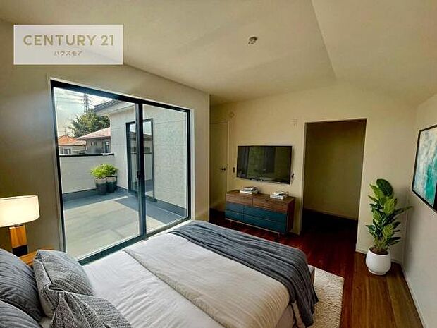 家具はCGパースです。バルコニーに面した洋室。優しい光が差し込む洋室は、朝の目覚めも気持ちが良さそうですね。おうち時間もゆったりと過ごすことができます。