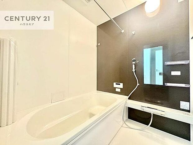 落ち着きある大人の雰囲気のバスルームは、味が出ていてバスタイムが充実！お仕事頑張っているご褒美にお好みの匂いの入浴剤を入れて、楽しんでみてはいかがでしょうか？