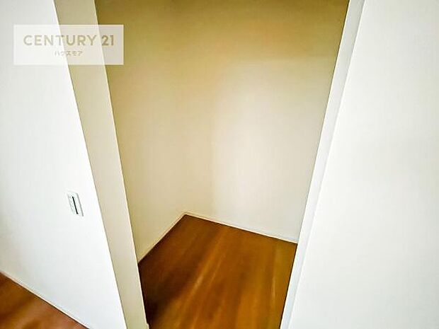 ウォークインクローゼット付きです。たくさんのお洋服などを収納しておけそうですね！他にも扇風機や加湿器など季節物の大きな家電も収納できます。