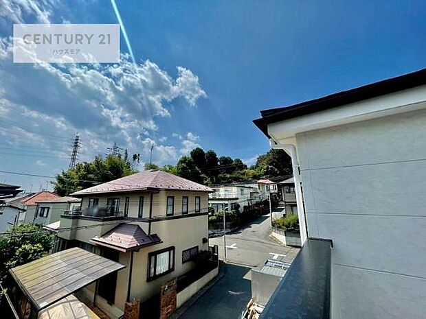 落ち着きある住宅街です！周囲には高い建物がなく、空が広く開放感があり、陽当たりを大きく遮られることもありません！気持ちの良い風が通り抜ける街並みです！