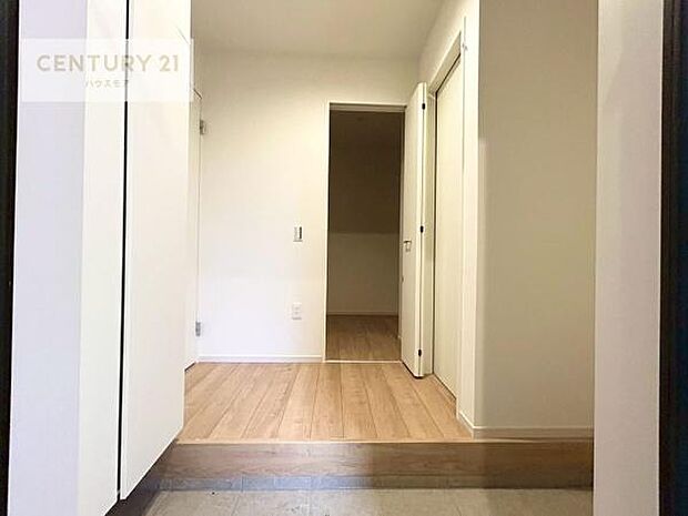 疲れて帰ってきても、ただいま!を言いたくなる、優しく迎え入れてくれる空間になっています。明るく温もり溢れる玄関です!