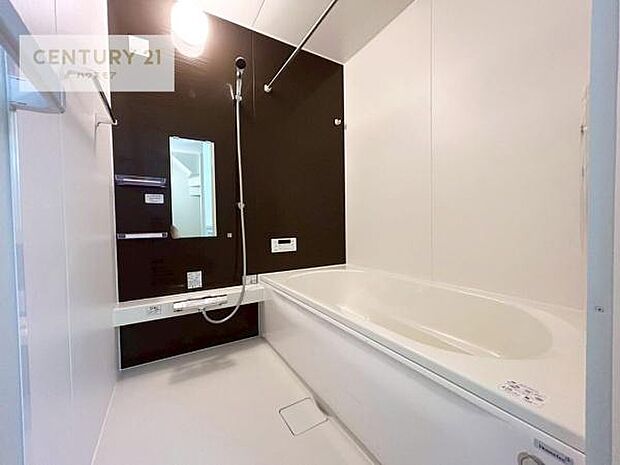 落ち着きある大人の雰囲気のバスルームは、味が出ていてバスタイムが充実!お仕事頑張っているご褒美にお好みの匂いの入浴剤を入れて、楽しんでみてはいかがでしょうか?